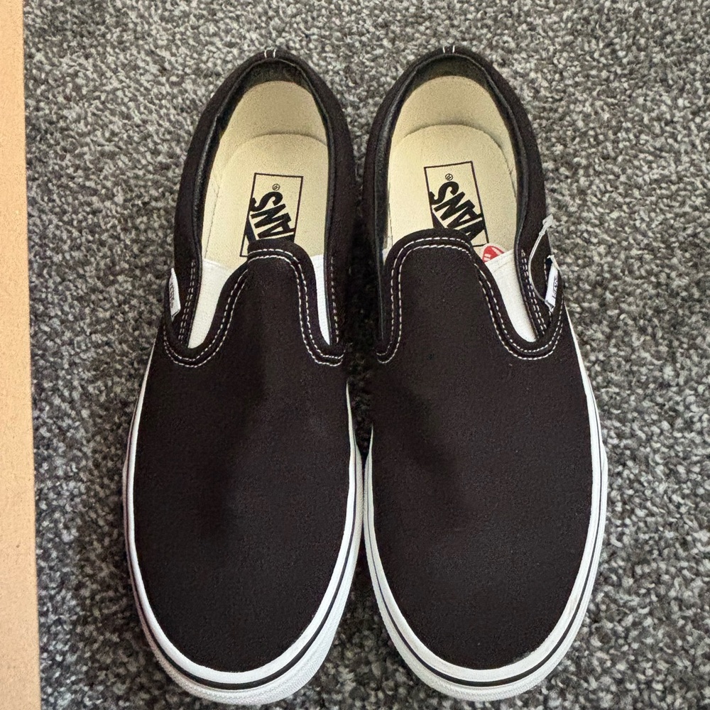 NEW size 8.5 W Vans Classic Slip-On Sneakers in Black/White
